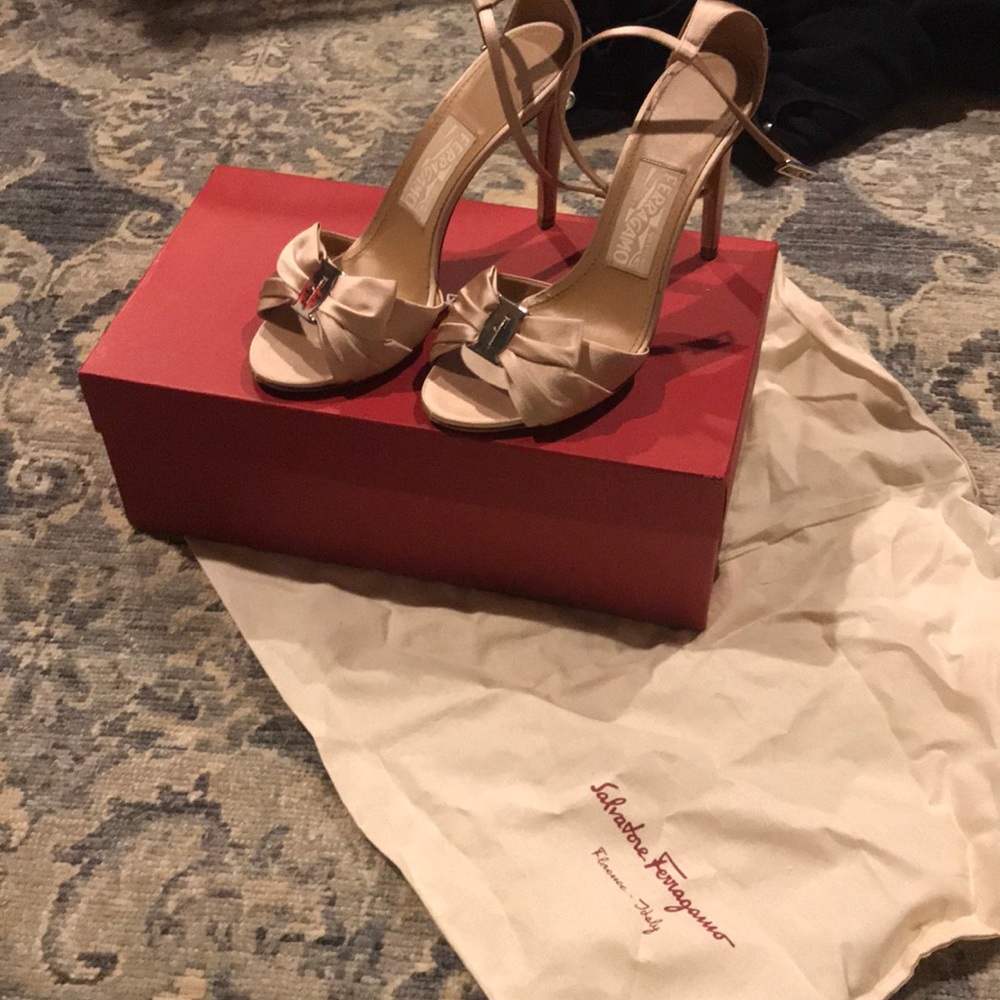 Ferragamo heels silk pinkish nude neutral 7 b